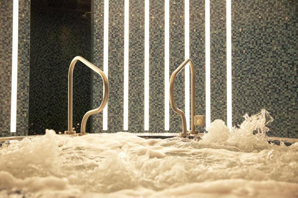 Castlecourt Hotel, Spa & Leisure Вэстпорт Экстерьер фото